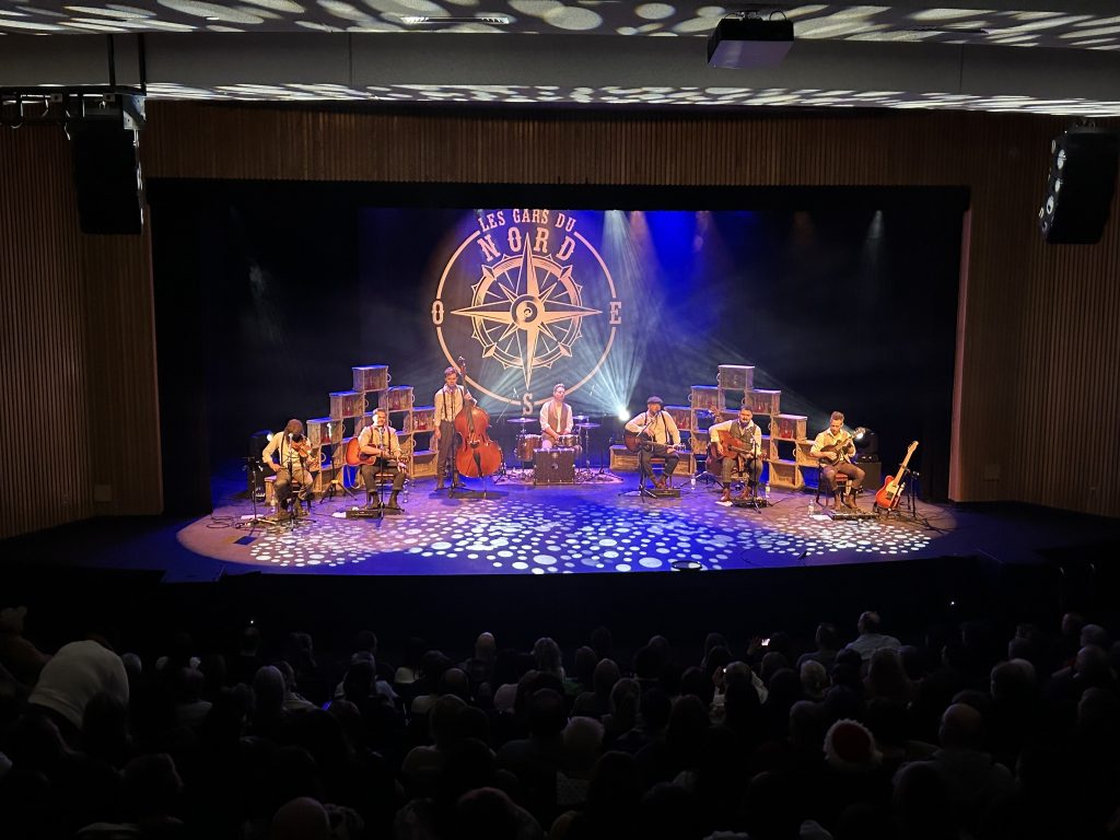 Plan large sur la scène du théâtre Gilles-Laplante du Carrefour Beausoleil durant le spectacle des Gars du Nord.