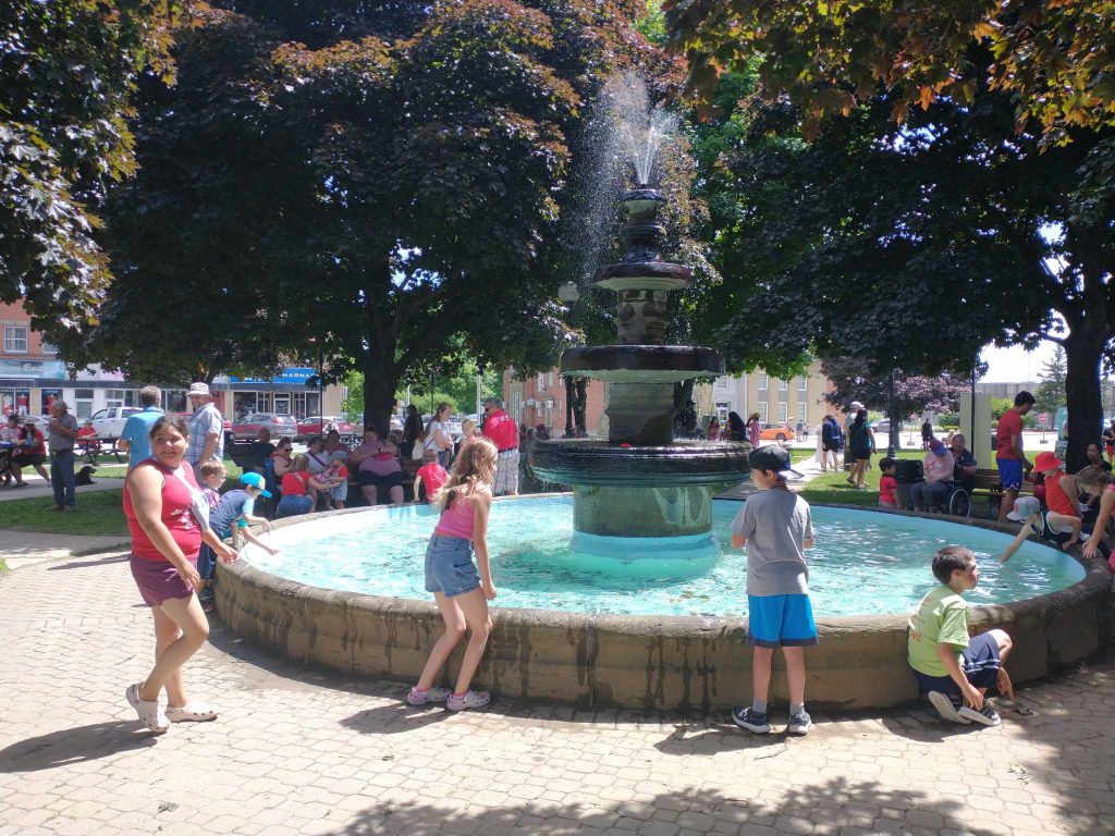 Des enfants sont réunis autour de la fontaine du parc Reine Elizabeth de Newcastle.