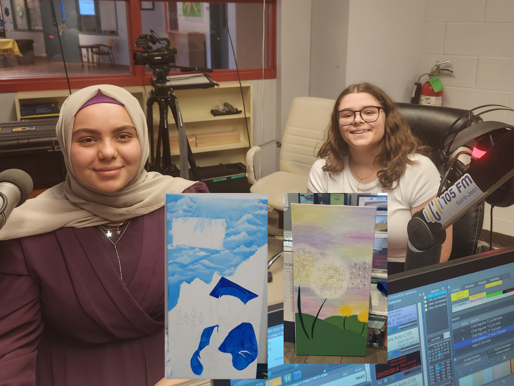 Les 2 jeunes filles posent avec leurs travail en cours.