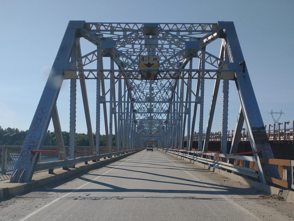 Plan large sur le pont Anderson de Miramichi. Des cônes oranges sont présents sur la route.