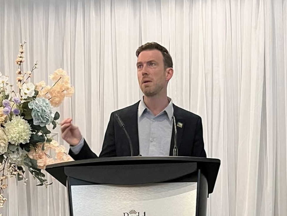 Le maire de Miramichi, Adam Lordon, en pleine allocution.