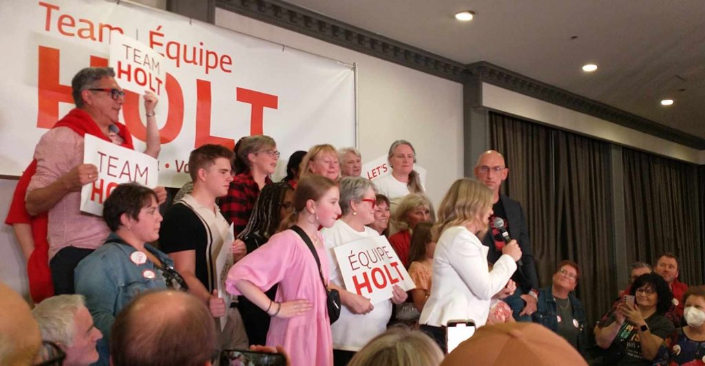 Susan Holt, sur scène, s'adresse à ses partisans durant son discours de victoire.