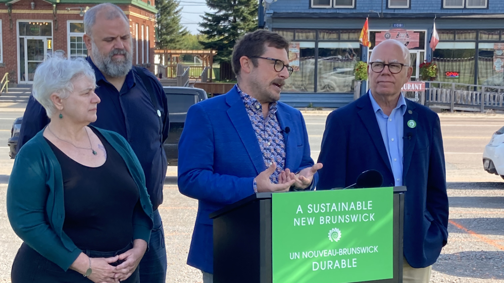 Le candidat du Parti vert Kevin Arseneau en mêlée de presse, avec le chef David Coon à ses côtés.