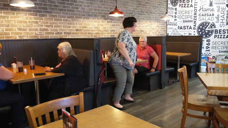 Plan moyen sur la salle à manger d'un restaurant.