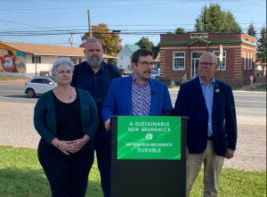 Le candidat Kevin Arseneau en mêlée de presse.