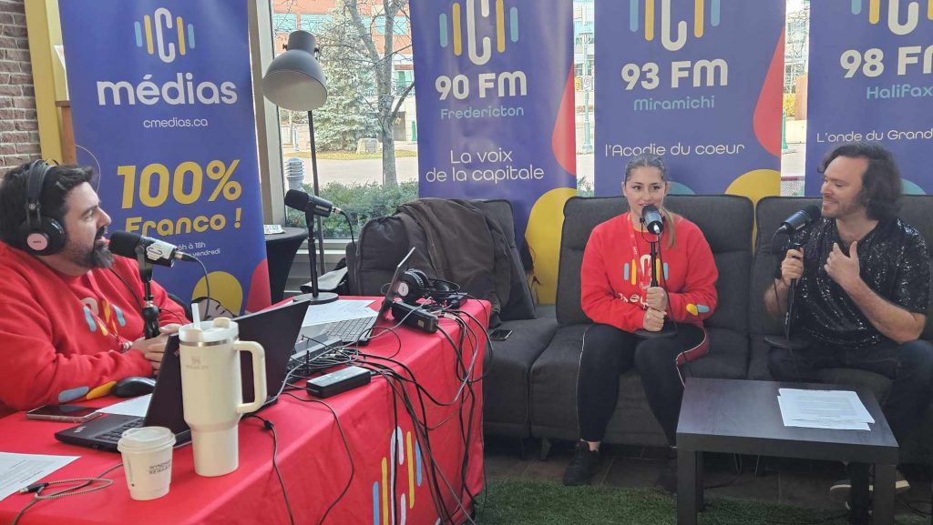 Matt Stern et une animatrice radio en pleine entrevue, assis sur un sofa.