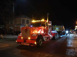 Un camion décoré de lumières s'avance dans le quartier d'affaires historique de Chatham.