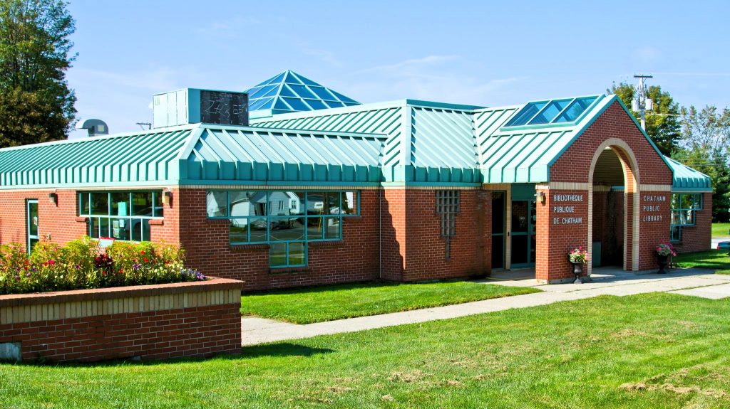 Vue extérieure de la bibliothèque publique de Chatham en période estivale.