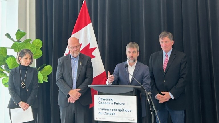 Image montrant le ministre de l'environnement et des changements climatiques Steven Guilbeault en conférence de presse.