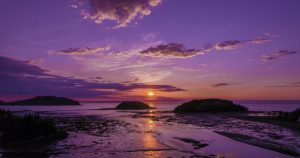 Paysage de coucher de soleil, avec un ciel de teinte violette.