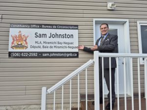 Le député Sam Johnston est photographié à l'extérieur de son bureau de circonscription à Douglastown.