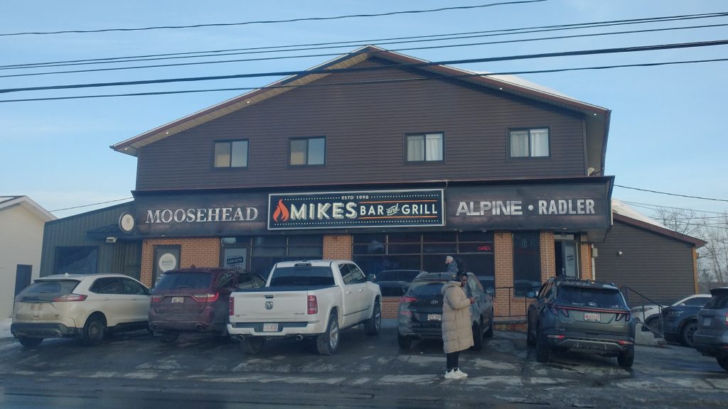 Vue extrieure du commerce Mike's Bar and Grill de Miramichi, au crépuscule.