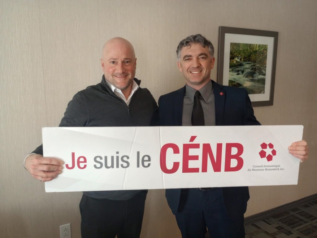 Jonathan Duffaud et le président du conseil d'administration du CENB Michel Dufresne tiennent une affiche sur laquelle il est écrit Je suis le CENB.