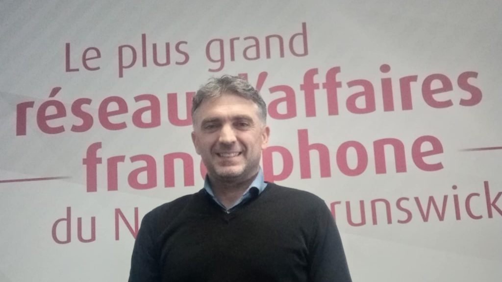 Jonathan Duffaud pose pour la caméra, avec la phrase Le plus grand réseau d'affaires francophone.