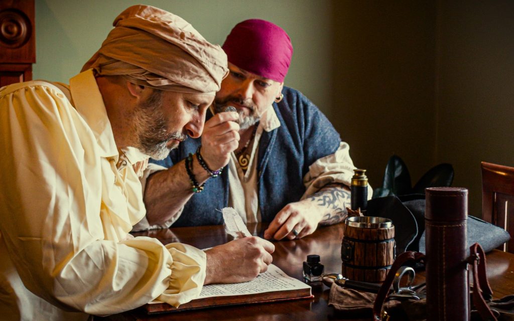 Photographie de Guilhem Eymard et Calum Lykan, dans une mise en scène, déguisés en pirates.