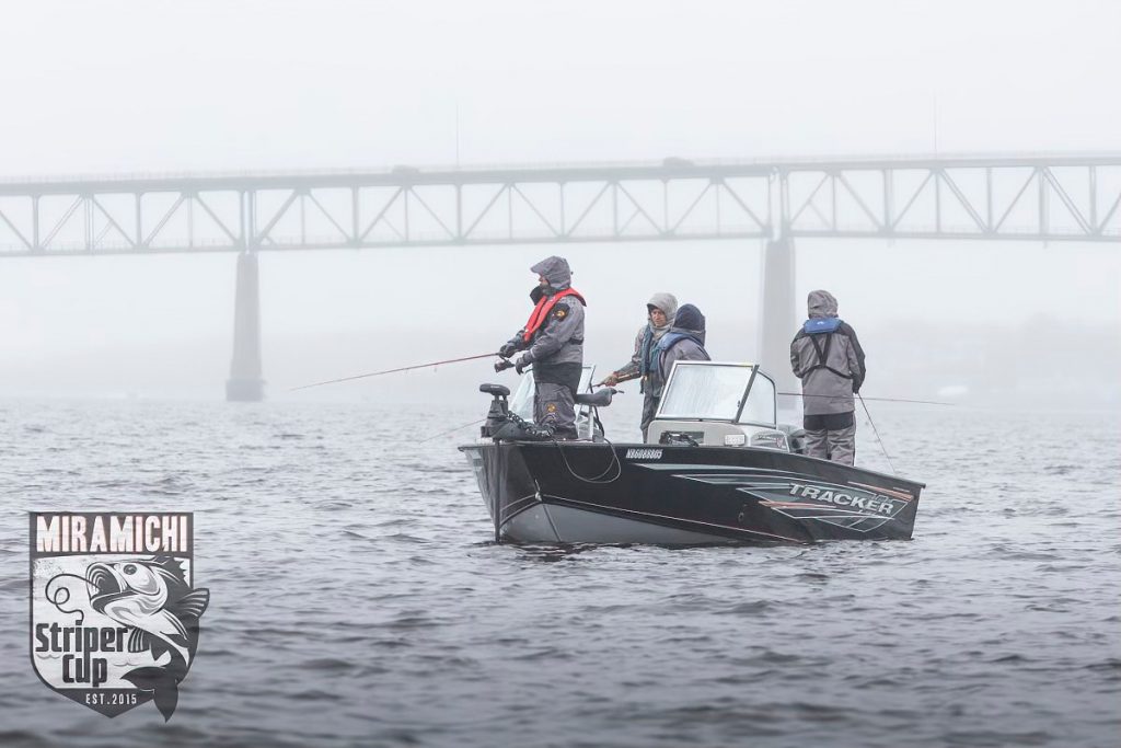 Photographie d'un petit bateau de pêche sur la rivière Miramichi, dans la brumante.