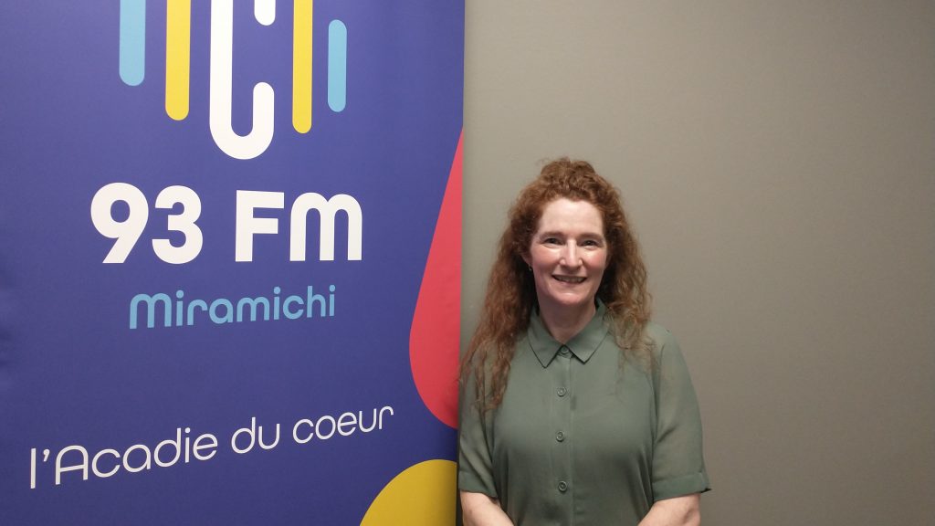 Photographie de Frédérique-Annie Robitaille aux côtés du logo de C93.
