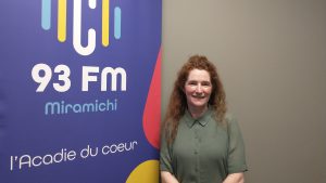 Photographie de Frédérique-Annie Robitaille aux côtés du logo de C93.