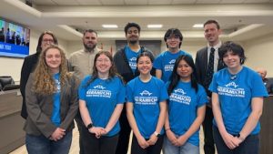 Photographie de sept jeunes réunis en compagnie du maire de Miramichi Adam Lordon et et du conseiller municipal Chad Duplessie.