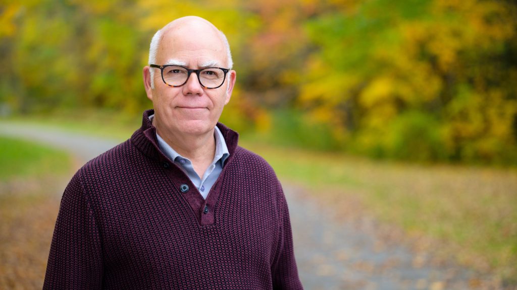 Photo de David Coon avec la nature en arrière-plan.