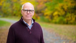 Photo de David Coon avec la nature en arrière-plan.