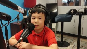 Photo de Jerry 11 ans, dans les studios de la radio C105