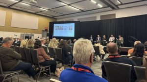 Photographie d'une salle de conférence bondée, au cours d'une présentation de la Fédération canadienne des municipalités.