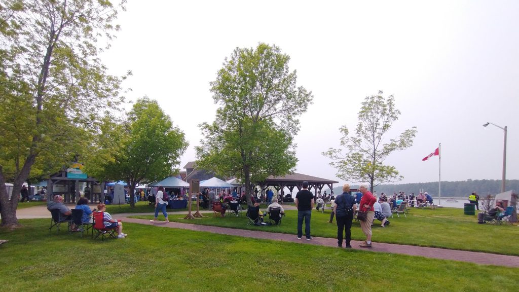 Plan large sur le parc bicentenaire de Nelson, où sont placées plusieurs chaises pliantes.