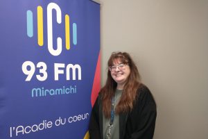 Photographie de l'enseignante Ellen MacDonald aux côtés du logo de C93.