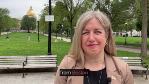 Capture d'écran d'une vidéo sous-titrée de Susan Holt, devant le Capitole de l'État du Massachusetts.