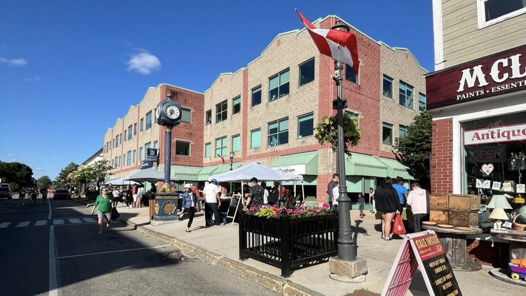Plan large de la rue Water de Chatham, aménagée en marché extérieur.