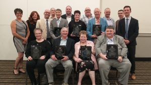Photographie des membres des récipiendaires 2025 des Freeman de Miramichi, accompagnés de membres du conseil municipal et de députés locaux.