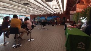 Plan large sur la cafétéria du Carrefour Beausoleil, en plein spectacle de l'orchestre maghrébin du Nouveau-Brunswick.