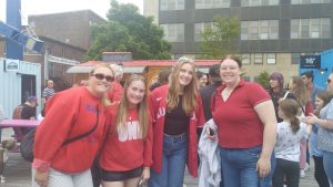 4 jeunes femmes posent. Elles sont habillées en rouges au couleurs du Canada et profitent de la fête nationale.