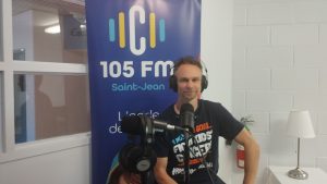 Jacques Desjardin, habillé d'un t-shirt de l'association SickKids est aux studios de la radio C105