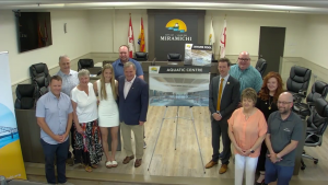 Capture d'écran de la diffusion sur internet du dévoilement de rendus du futur centre aquatique, en présence de membres du conseil municipal et de la famille McKenna.