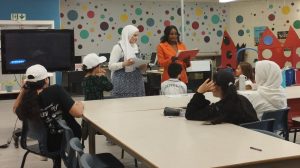 Les animatrices remettent un diplome de fin de club de lecture aux jeunes
