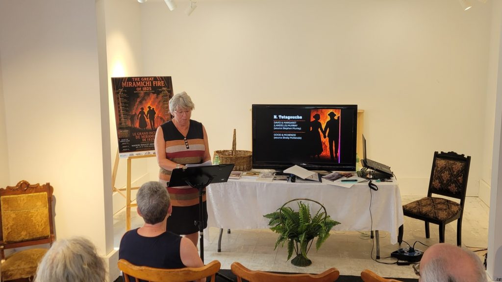 Photographie de l'historienne Mary Anne Riordon-Barry en pleine présentation.
