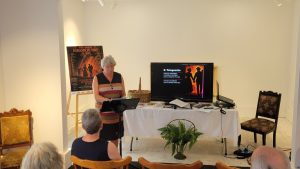 Photographie de l'historienne Mary Anne Riordon-Barry en pleine présentation.