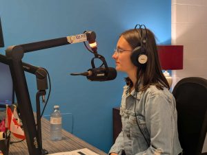 Emma Raphael au micro de la radio C105