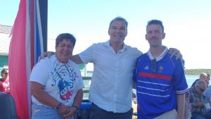 Photographie de la présidente du conseil d'administration du Carrefour comunautaire Beausoleil Aline Allain-Doiron, aux côtés du député Sam Johnston et du maire de Miramichi Adam Lordon.