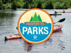 Logo de Passeport to parks (bleu jaune vert et orange) avec en fonc une photo de kayak sur un lac