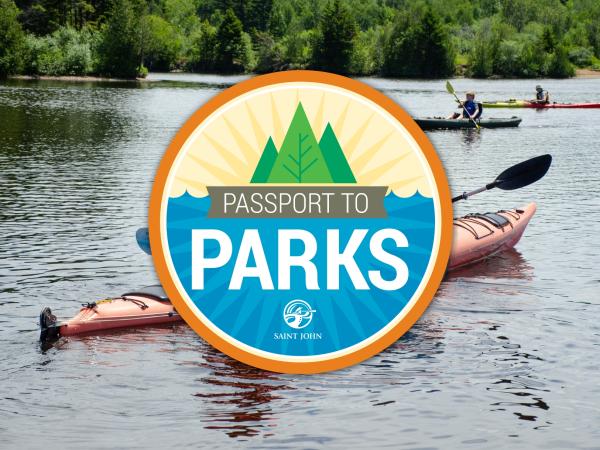 Logo de Passeport to parks (bleu jaune vert et orange) avec en fonc une photo de kayak sur un lac