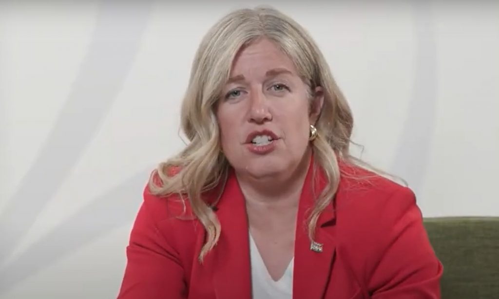photo de Susan Holt portant un chandail blanc et une veste rouge lors de ce QandA