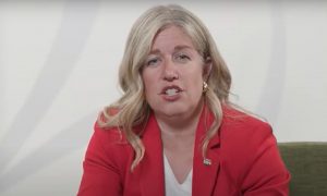 photo de Susan Holt portant un chandail blanc et une veste rouge lors de ce QandA