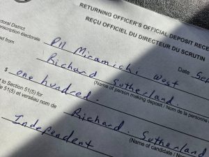 Plan rapproché d'un reçu officiel du directeur de scrutin du Nouveau-Brunswick au nom de Richard Sutherland.