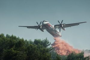 Photographie d'un avion Canadair en train de larguer une charge.