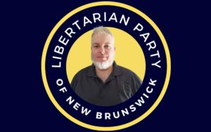 Portrait de Christopher Rosser entouré des couleurs du parti libertarien du Nouveau-Brunswick.