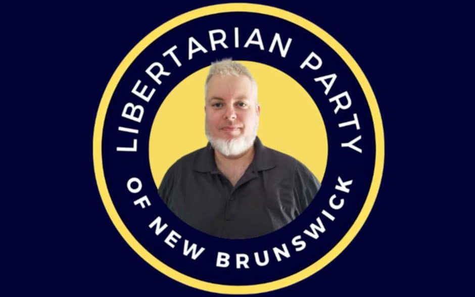 Portrait de Christopher Rosser entouré des couleurs du parti libertarien du Nouveau-Brunswick.