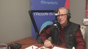 Photographie de Fernand Gaudet en pleine entrevue.